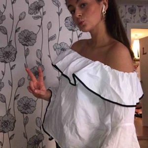  - Skiiiiiiitsnygg blus från Zara!!!!!! superfina volanger och snyggt offshoulder 🥰🥰🥰 köpt för ca 350kr