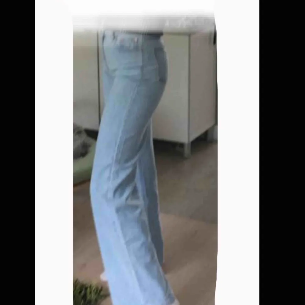 Säljer ett par jeans från Junkyard i modellen Wide Leg. 🤪🌛 Bra skick och endast använda några gånger! Skriv privat för fler bilder eller något du undrar över. 💕. Jeans & Byxor.