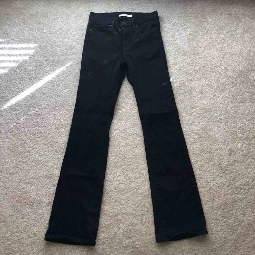 svarta boothcut jeans. nyskick.  stretchiga och formar fint🥰. Jeans & Byxor.