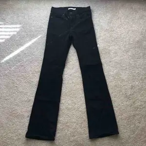 svarta boothcut jeans. nyskick.  stretchiga och formar fint🥰