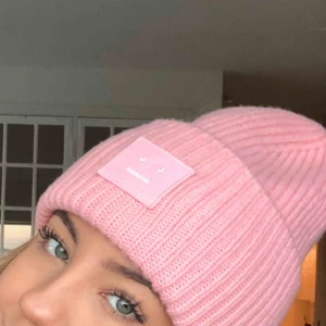  - Säljer nu denna populära rosa acne mössan som jag tyvärr inte får användning för så mycket. Inköpt i början av december. Kan skicka fler bilder vid intresse. 