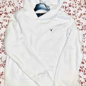 - •Vit hoddie från Gant  Bra skick! 