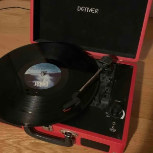  - säljer min supersnygga röda skivspelare från Denver, bra skick då den sällan är använd. säljer den då jag köpt en ny och denna inte längre kommer till användning :( 200kr+frakt
