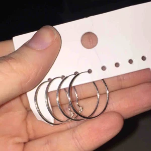  - Två stycken par silver ringar 