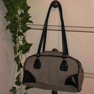 - Super fin retro väska! Köpt från second hand i Finland. Fint skick, som ny!