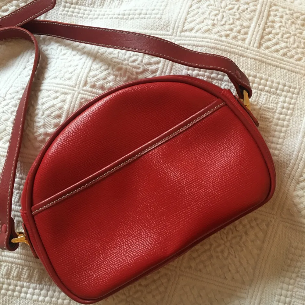 No brand, vintage  Good condition  One zip pocket on the front and one pocket on the back  Perfect for phone, make up, wallet and cards. . Accessoarer.
