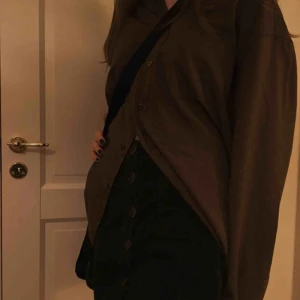  - Skitsnygg mörkgrön kjol i manchester från Zara, storlek S. Sista bilden är för att visa färgen i vanligt ljus. Hör av dig vid intresse eller om du vill ha fler bilder!