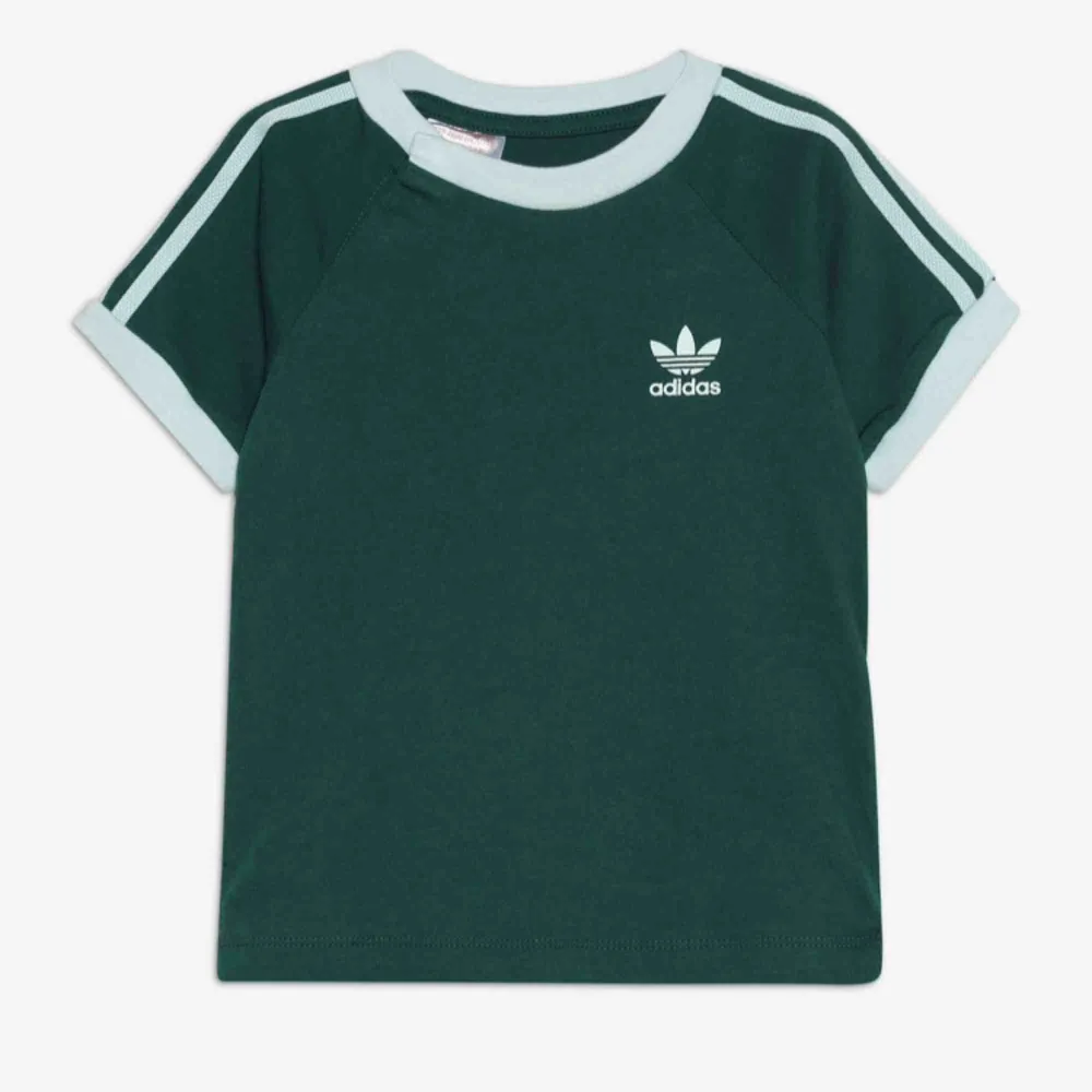 En grön adidas tröja (som ser brun ut i den andra bilden) i storlek s . T-shirts.