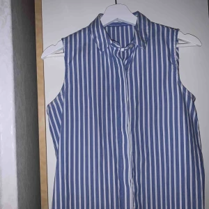  - Denna superfina blus passar perfekt vid alla årstider! Antingen kan man ha en bikini under, en t-shirt eller bara som den är. Köpt i Spanien och använd två gånger.