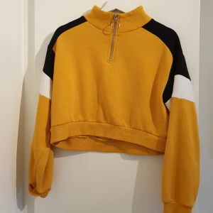 - Crop top hoodie från HM. Använd fåtal gånger. Frakt tillkommer! 