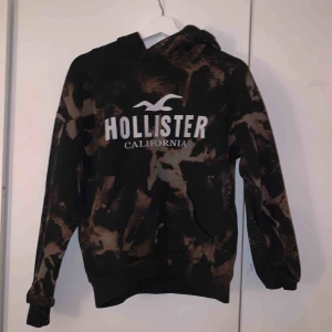  - En hollisterhoddie med klorinfläckar! Sjukt coolt! Säljer för den är för stor! Jag står för frakten! 