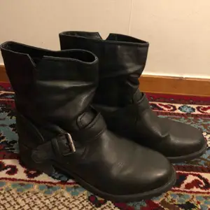 Svarta boots i storlek 38 med silverdetaljer i okej skick, använda några gånger, har även fodring på insidan och en liten klack på 4 cm. Möts upp i Stockholm och Uppsala, annars tillkommer frakt 