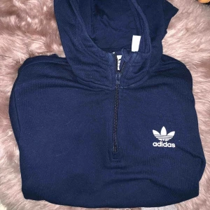  - Adidas hoodie med kort dragkedja framtill.  Från kidsbrandstore i strl S Kan fraktas. 
