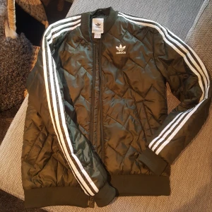  - Adidas bombarjacka använd fåtal gånger så är som ny. Strl S och är unisex.  Butikspris 1200 .. säljer den för 600