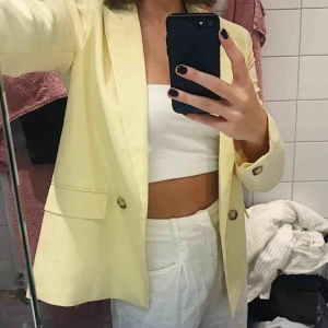  - Säljer denna skitcoola kavaj som jag köpte här på plick men som tyvärr inte passade i storlek💞💞 använd 1-2 gånger 