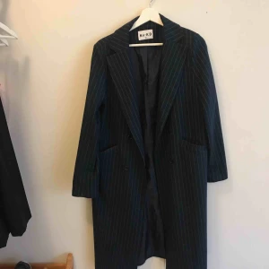  - Jättefin mörkblå kappa med gröna streck från NAKD, knappt använd 💚💙 FRAKT INGÅR