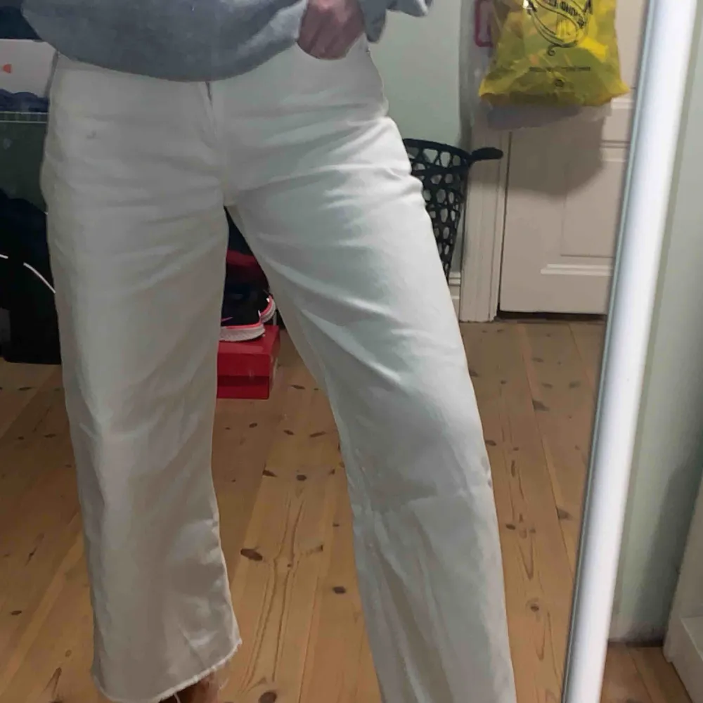 Jättefina vita croppade byxor från Zara! Är i storlek 34 men skulle säga att de passar strl. 36 också💗Säljer för att byxorna inte används och har blivit för små för mig! På andra bilden -defekt som är på byxans vänstra lår & syns bara om man letar!. Jeans & Byxor.