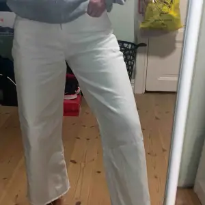 Jättefina vita croppade byxor från Zara! Är i storlek 34 men skulle säga att de passar strl. 36 också💗Säljer för att byxorna inte används och har blivit för små för mig! På andra bilden -defekt som är på byxans vänstra lår & syns bara om man letar!
