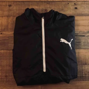  - En vind/träningsjacka från Puma med lite polokrage och huva. Riktigt skön och aningen kortare i modellen. 80 kr + frakt!