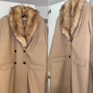  - Super duper snygg kappa som ny! Använt en gång.  Säljer kappan pga att jag inte använder den då den bara hänger i garderoben.  Ord pris 799 kr säljer kappan för 499 kr. 