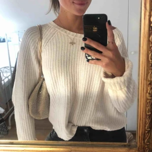  - Söt topp i fint, stickad material. Frakt på 50kr tillkommer 😃❤️