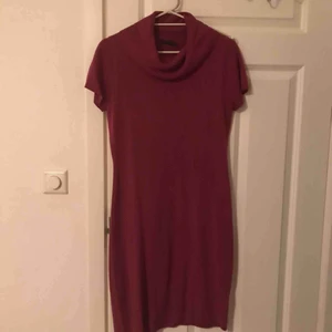  - Jätte fin stickat klänning i färgen lila. Strl S