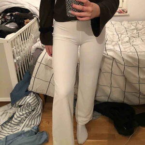  - Vita vida kostymbyxor från Nelly. De är använda 1 gång så de är i väldigt bra skick.