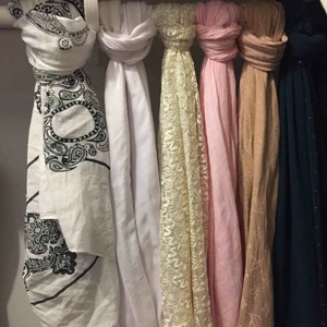  - Har flera olika tunna halsdukar/ sjal i färger  (bästa kvalite av tyg )  LV =säljes ej