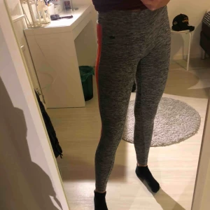  - Säljer dessa tränings tights som är väldigt bekväma att träna i. 79kr eller bud.  Kan frakta och då ligger kostnaden på 35-40kr!