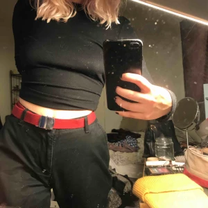  - Justerbart rött skärp, köpt på second hand men har tillräckligt med skärp säljer därför! Jätte praktiskt och passar alla storlekar:) ❤️KÖPER DU INNAN 27/12 INGÅR FRAKT!❤️ annars + frakt 10 kronor