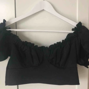  - Fin offshoulder topp från Nelly i strl M 🖤 använd ett fåtal gånger 