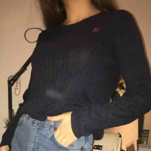  - Mörkblå Kabelstickad tröja från Kappahl, passar xs/s, favorit tröja under en period men används tyvär inte alls längre  (Fläckarna är från ljuset och inte på tröjan)