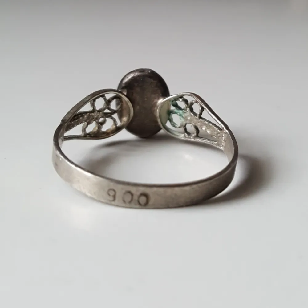 Vintage ring med svart sten i silver (stämplad 900).  Stenen är lite sned samt har några mindre repor. Fraktkostnad blir 11kr.. Övrigt.