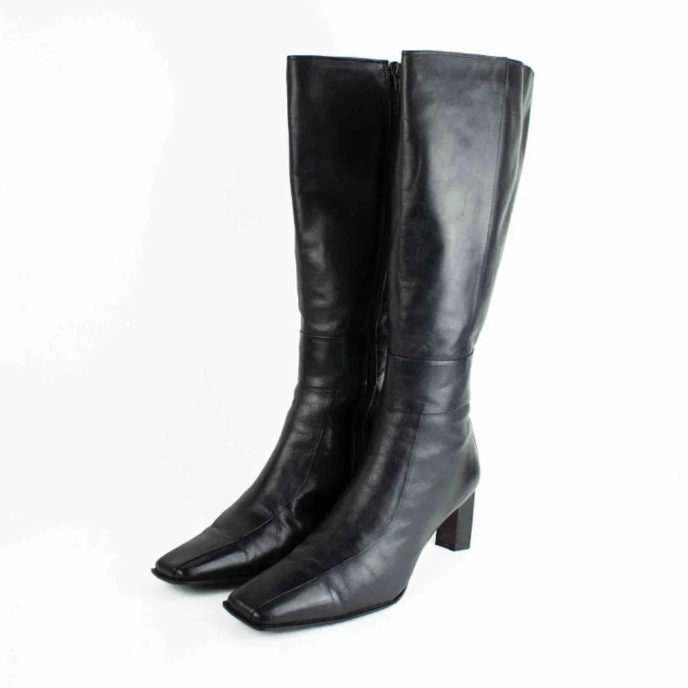 Vintage 90s 00s Y2K leather block heel square toe knee high boots in black Label: 41, feels like true to size, will probably fit size 40 too Free shipping! Read the full description at our website majorunit.com No returns. Skor.
