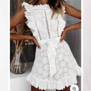  - Studentklänning från bubbleroom. Världens finaste men tyvärr fel storlek för mig :/. Helt oanvänd med lapparna kvar. Inköpt för 800kr! 