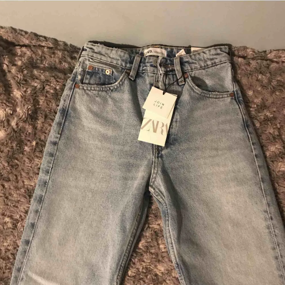 Helt oanvända byxor endast provade  Prislappen finns kvar  Super snygga och bekväma . Jeans & Byxor.