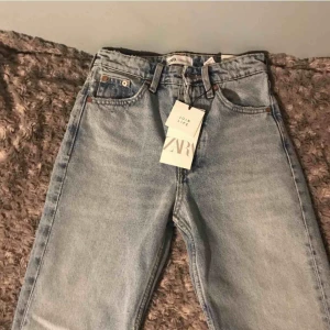  - Helt oanvända byxor endast provade  Prislappen finns kvar  Super snygga och bekväma 