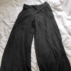  - Säljer mina flowiga byxor som är raka längst benen. Fint skick. Har inte kunnat använda då dem är för små för mig!😋 (frakt inräknad)