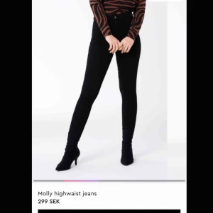  - Molly jeans ifrån Gina Tricot i nytt skick! Endast använda några gånger. Frakt tillkommer!🥰