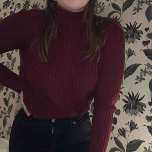  - Fin mörkröd/lila stickad tröja tröja från H&M! Väldigt varm och skön. Använd en del men i fint skick!  Kan mötas upp i Växjö annars står köparen för frakt 💖