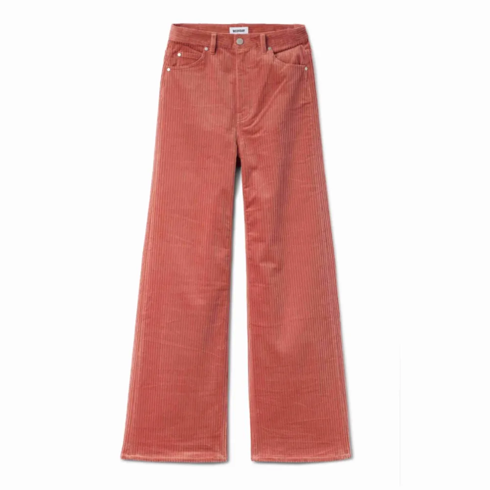 Ett par Ace corduroy trousers i bra skick från  Weekday🍄 Byxorna är i en fin rosa färg som inte längre finns att köpa i butik!  Nypris: 600kr. Jeans & Byxor.
