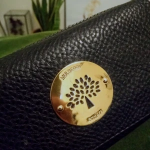  - Svart plånbok med gulddetaljer. Plats för många kort. Inköpt för två år sen. Finns i Stockholm, kan skickas.