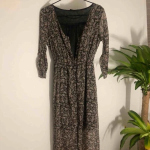  - Blommig långklänning med knappar hela vägen ner