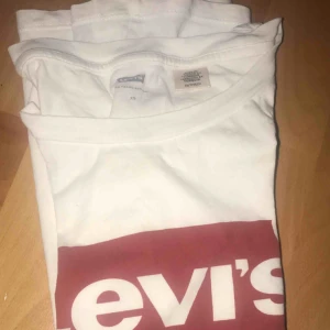  - Äkta Levis, använd fåtal gånger & är i bra skick. Storlek xs.