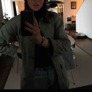  - Jättefin jacka från Monki som går att knyta båda fram & bak😁😻