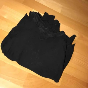  - Vanlig svart tröja ifrån gina tricot, om du är intresserad kan du be om fler bilder, frakt tillkommer 🌸