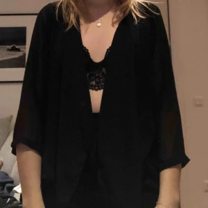  - En tunn kort ”kofta” man kan ha både till T-shirt och klänningar. Möts upp i Gbg eller fraktar mot fraktkostnad. 