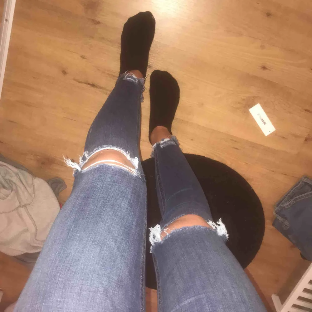 Jeans från vero Moda med slitningar på båda knäna samt längst ner. Säljs för kommer inte till användning 🥰. Jeans & Byxor.