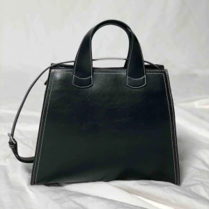  - Säljer denna jättefina väska från Zara på grund av att den inte kommer till användning. I väldigt fint skick och rymmer mycket. Fraktpris: 50kr annars kan jag mötas upp i Malmö.