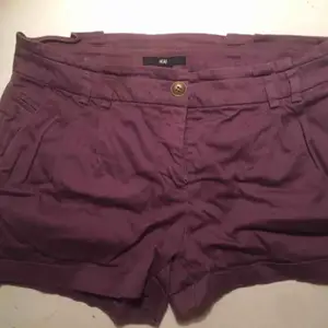 Lila shorts med fickor fram, fejkfickor bak